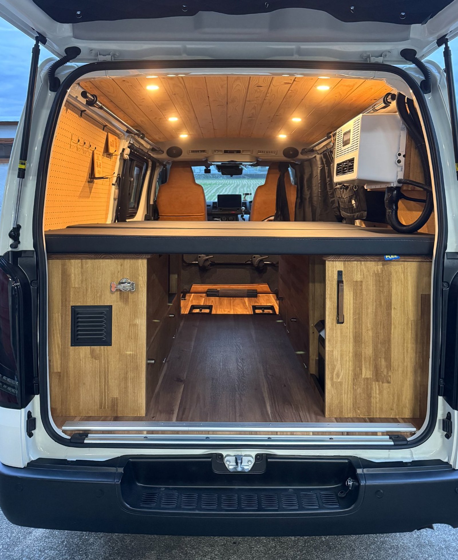 86GARAGE 12Vエアコン取付 ハイエース施工事例