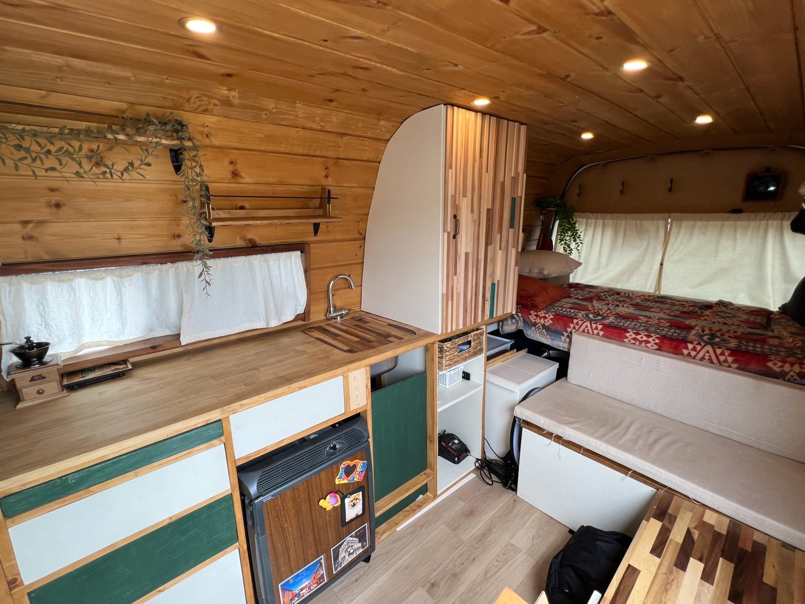 86GARAGE 施工事例 白壁＋ソファ＋エアコン