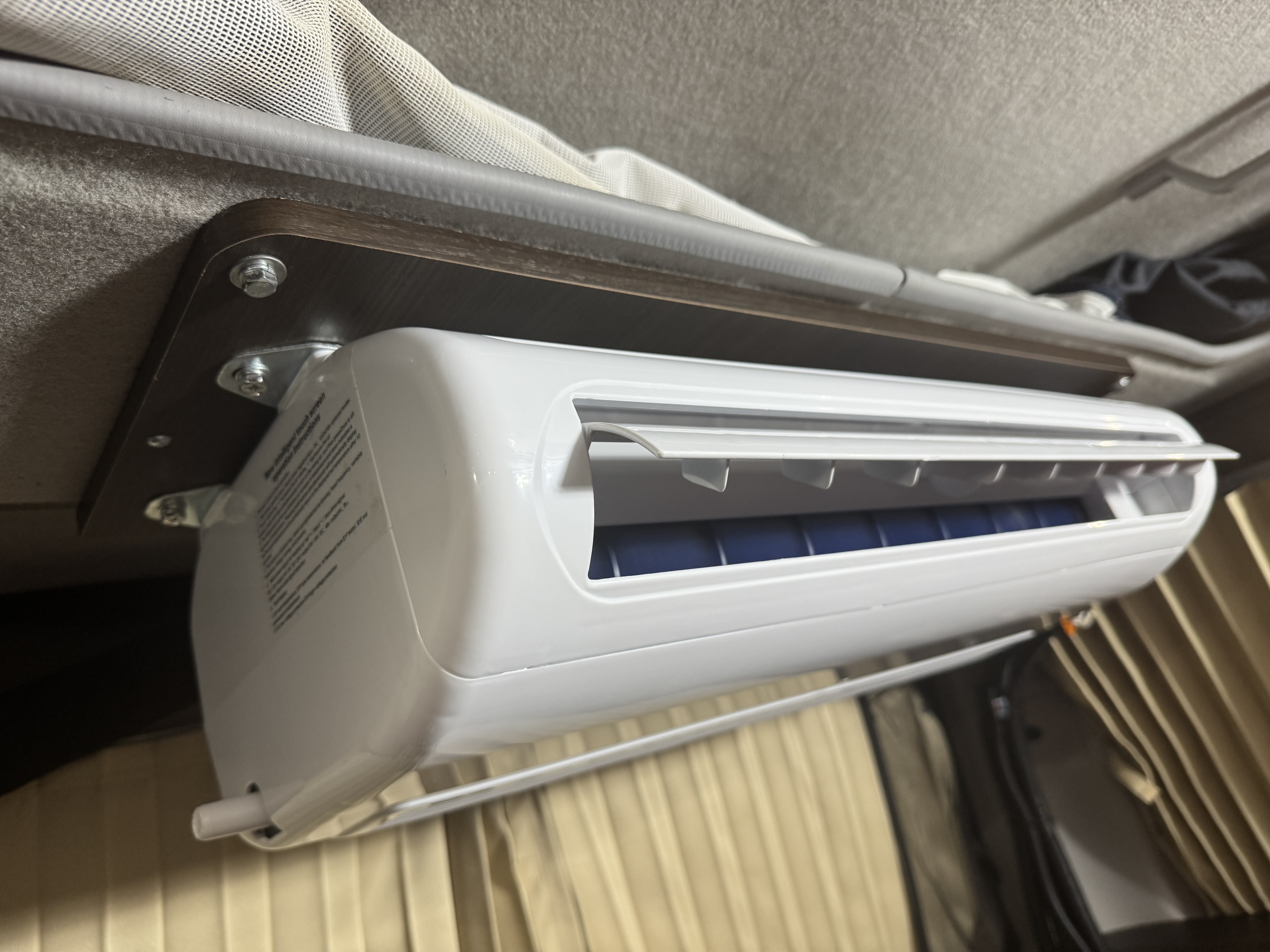 ケイワークス キャンピングカー  後付け12Vエアコン取り付け施工 3