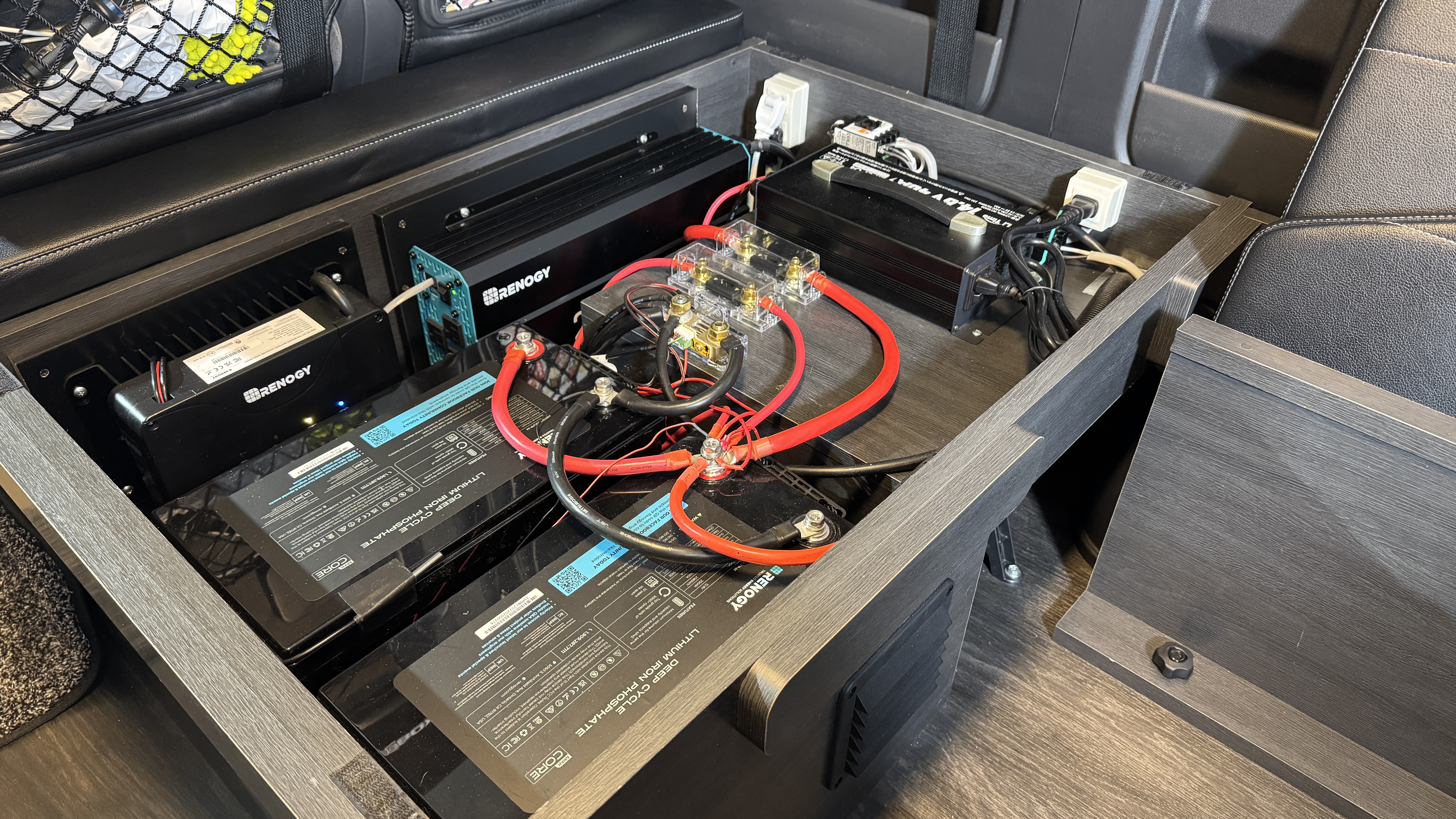 ペットと快適な車中泊を実現！ハイエースに12Vエアコン後付け＆サブ
