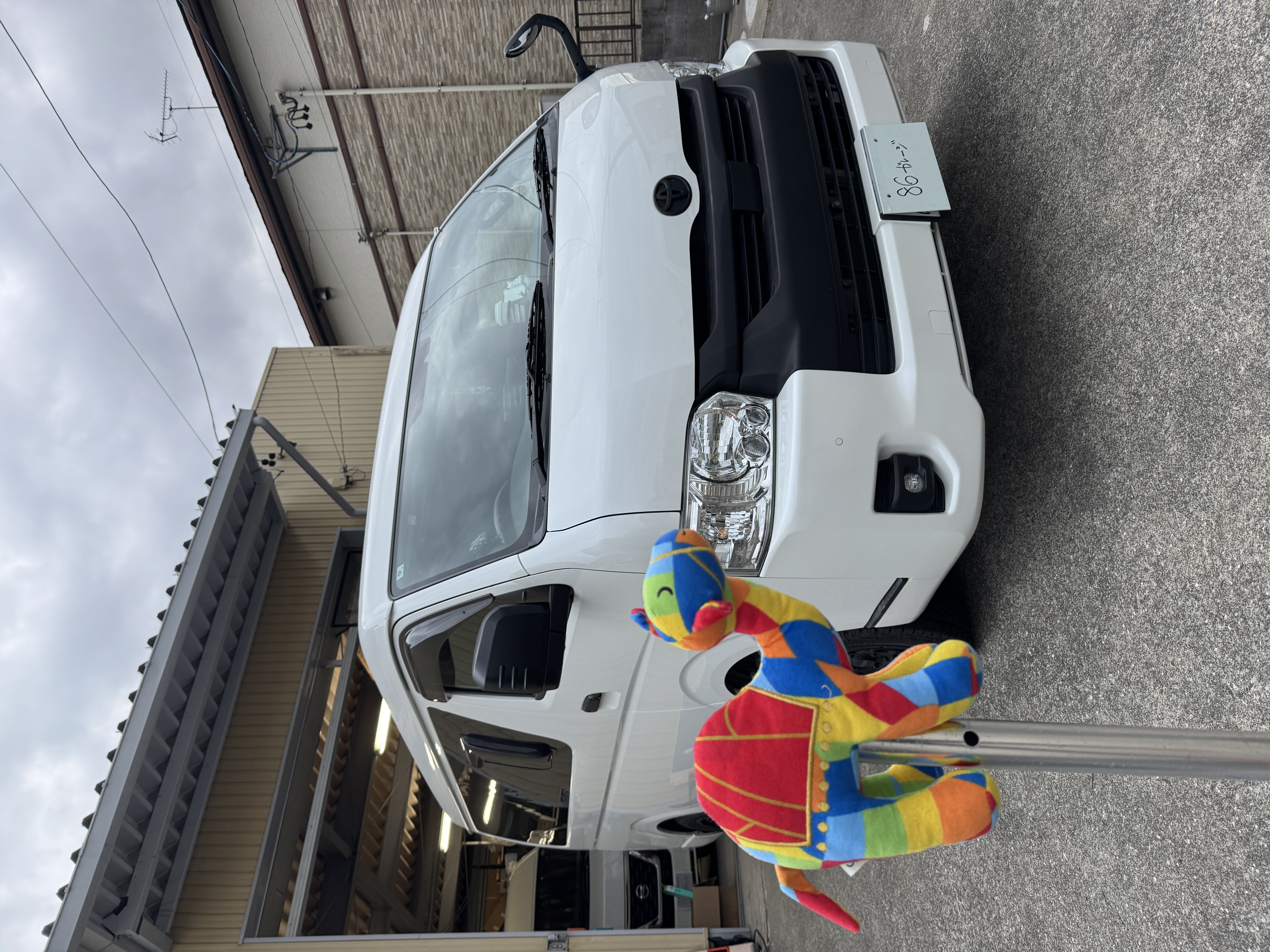 ペットと快適な車中泊を実現！ハイエースに12Vエアコン後付け＆サブ