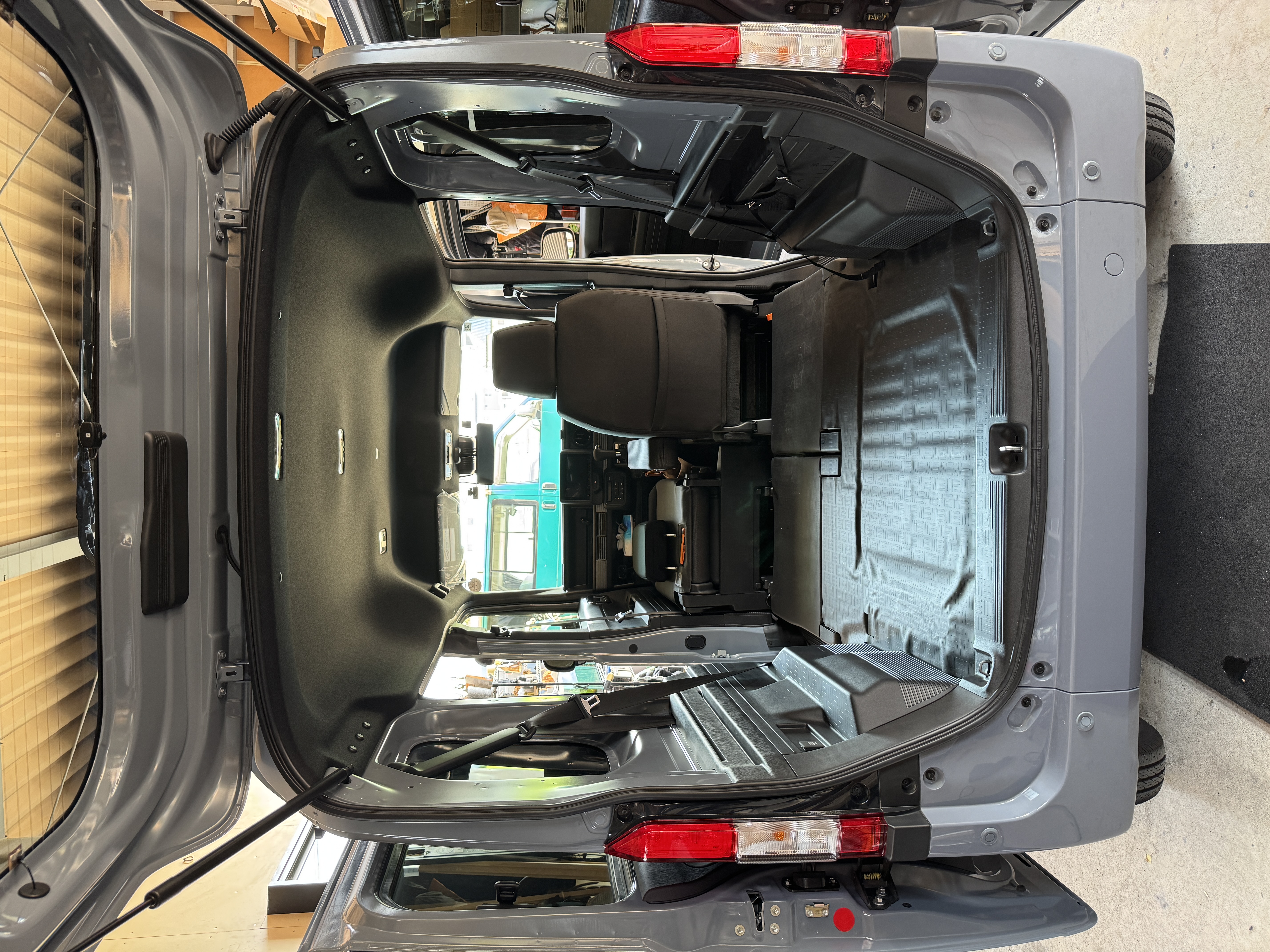 平日は4人乗り、週末は車中泊｜N-VANのフルビルド | 86GARAGE 施工事例
